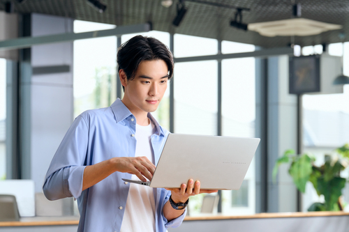 ASUS Vivobook S15 OLED S5507QA-MA012W. Produkttyp: Laptop, Formfaktor: Klappgehäuse. Prozessorfamilie: Qualcomm Snapdragon