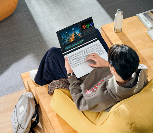 ASUS Vivobook S15 OLED S5507QA-MA012W. Produkttyp: Laptop, Formfaktor: Klappgehäuse. Prozessorfamilie: Qualcomm Snapdragon