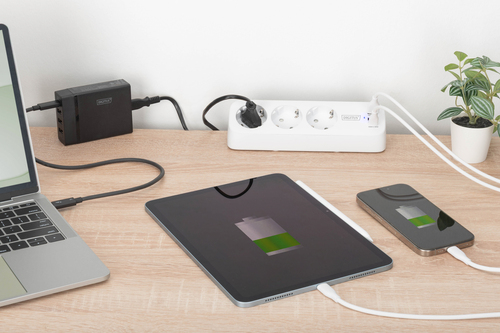 Digitus 3-fach Office-Steckdosenleiste mit 2x USB-A und 1x USB-C Anschlüssen, Weiß. Kabellänge: 1,5 m, Unterstützte Positi