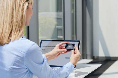 Reiner SCT Authenticator mini. Display: TFT. Width: 49 mm, Depth: 67.5 mm, Height: 12.1 mm. Product colour: Black, Securit