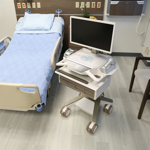 Ergotron CareFit Pro. Cor do produto: Cinzento, Branco, Tipo: Carrinho multimédia, Peso máximo (capacidade): 17 kg. Voltag