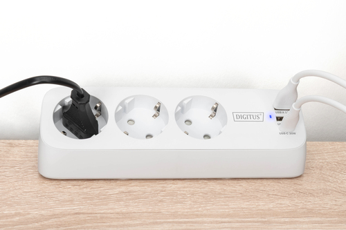 Digitus 3-fach Office-Steckdosenleiste mit 2x USB-A und 1x USB-C Anschlüssen, Weiß. Kabellänge: 1,5 m, Unterstützte Positi